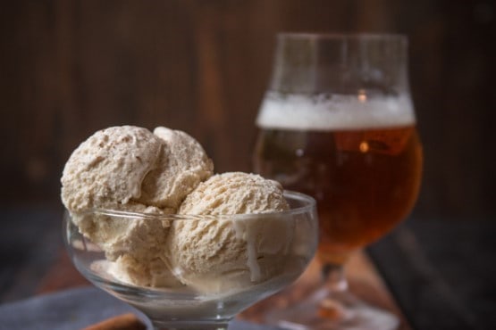 Sladoled ispred čaše pune piva