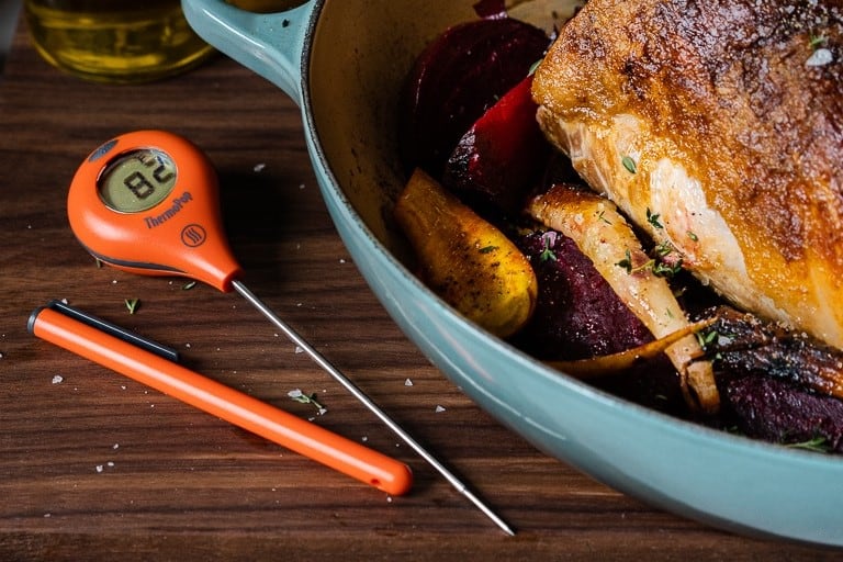 Termometar za meso uz pečeno pile