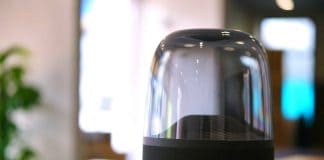 Harman Kardon Aura Studio 3 zvučnik na stolu